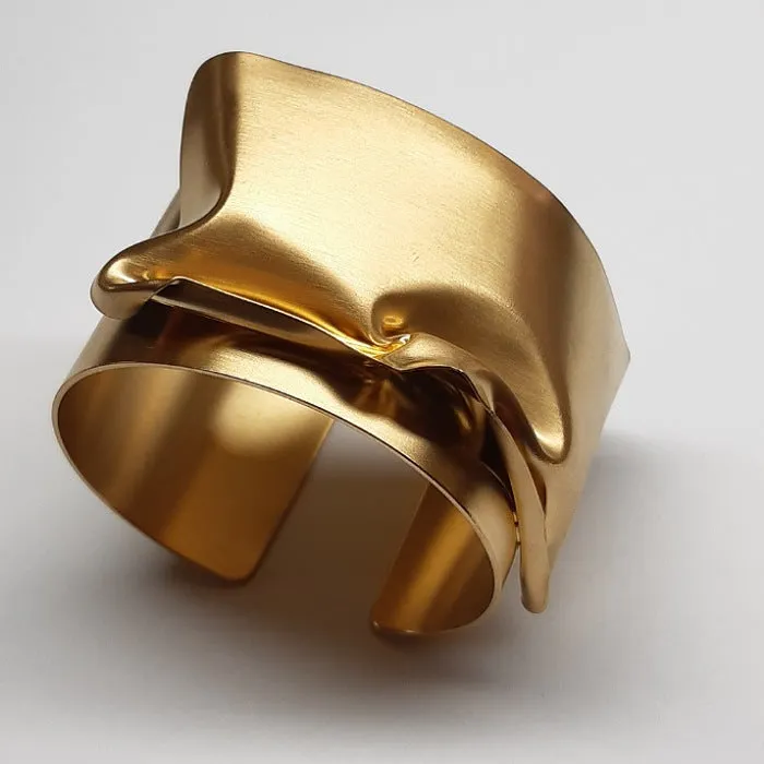 BRASS CUFF CRUSHED GOLD FEATURE