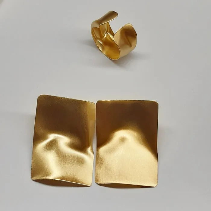 BRASS CUFF CRUSHED GOLD FEATURE